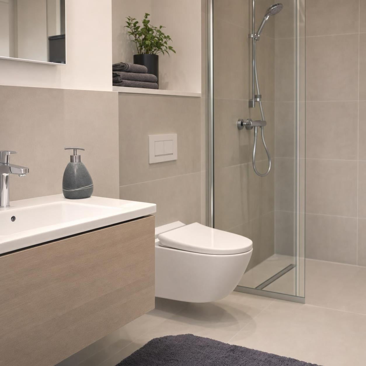 Modernes Bad mit Glasdusche, Waschtisch und wandhängendem WC.