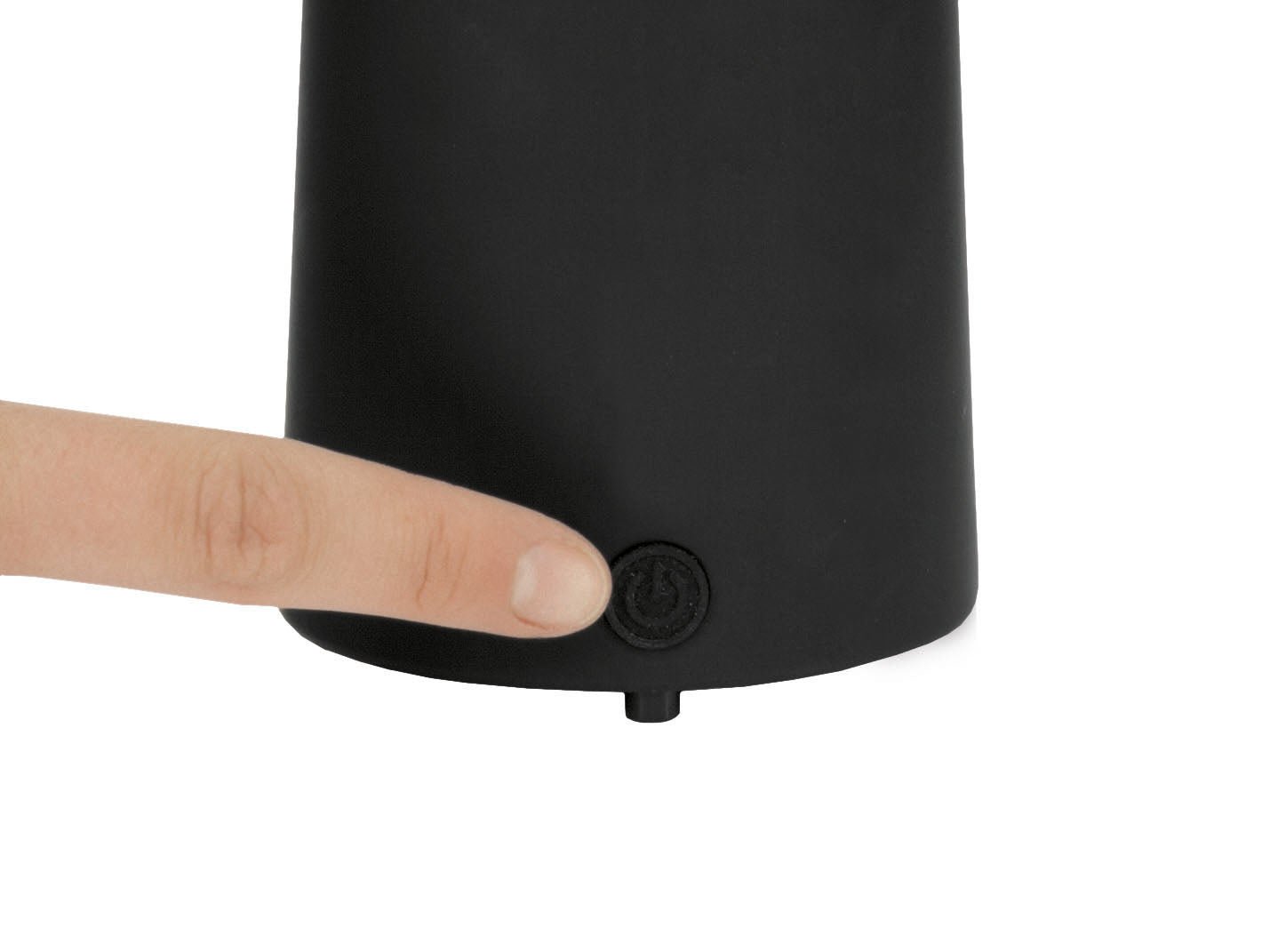 Finger berührt runden Einschaltknopf an schwarzem Spendergehäuse