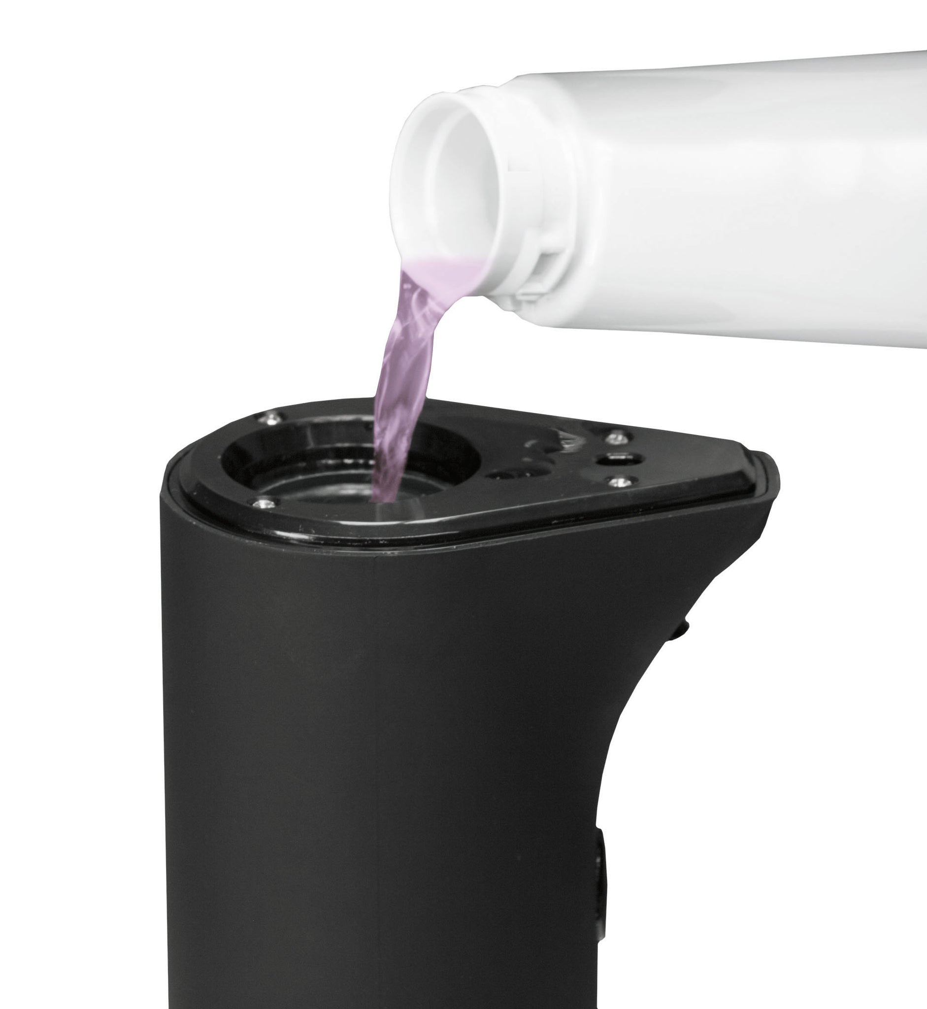 Weiße Flasche gießt lila Flüssigkeit in schwarzes Gerätebehälter