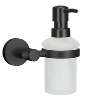 Wand-Seifenspender APOLLO NERO Milky aus schwarzem Metall mit satiniertem Glasbehälter an der Wand.