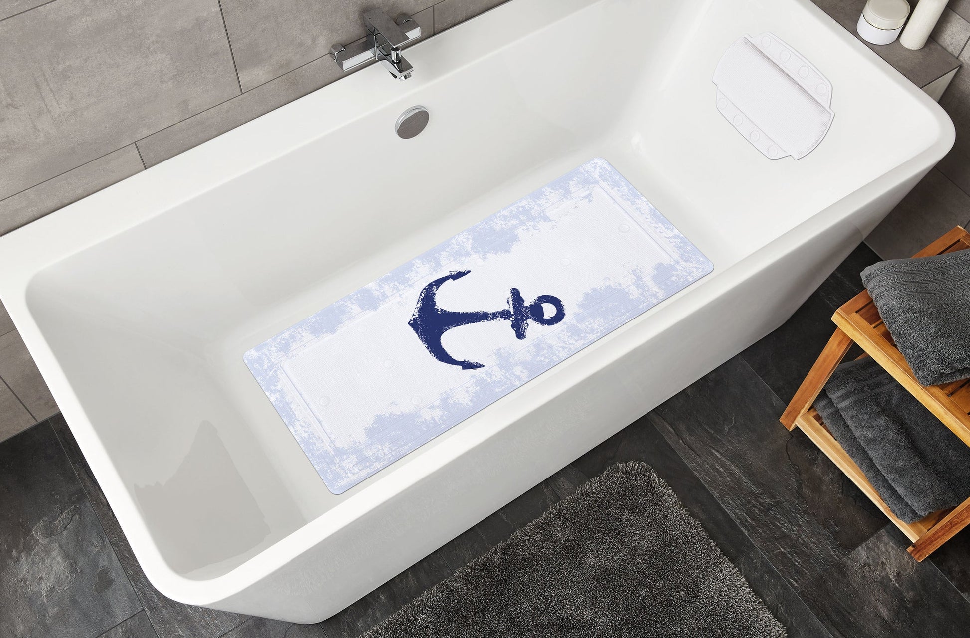Weiße Badewanne mit rutschfester Badematte im Ankerdesign innen liegend