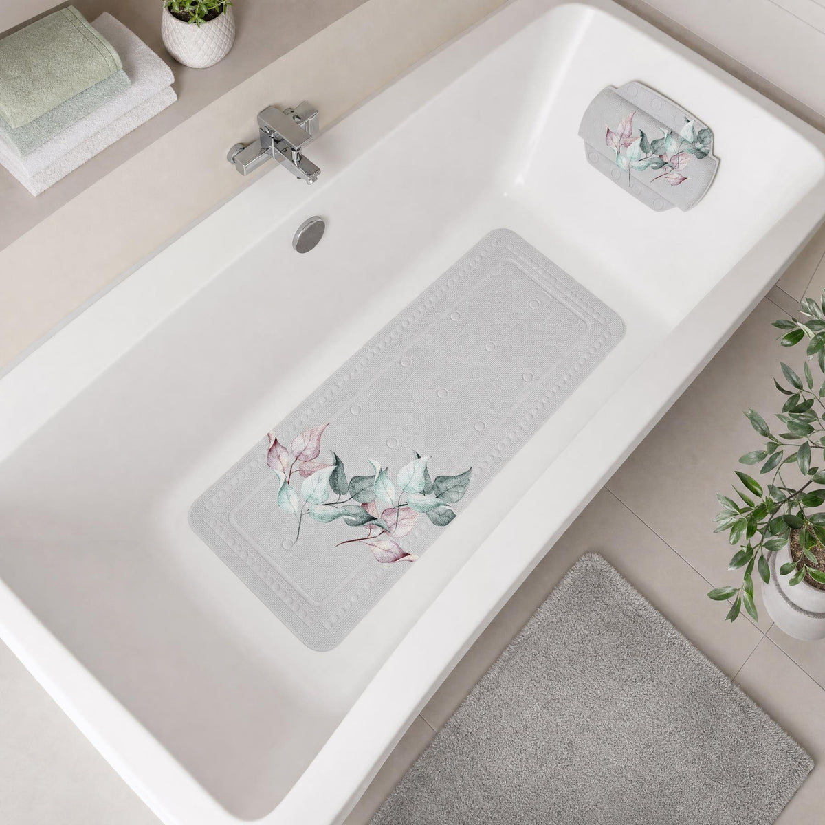 Badewanne mit floralem Wannenkissen und rutschfester Badematte.