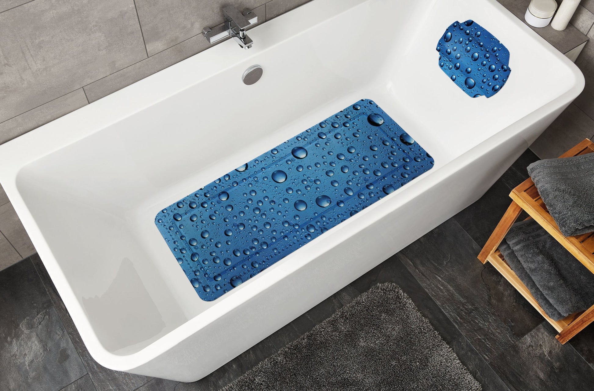 Marineblaue Wanneneinlage BUBBLE 36 x 92 cm liegt in weißer Badewanne mit passender Badematte.