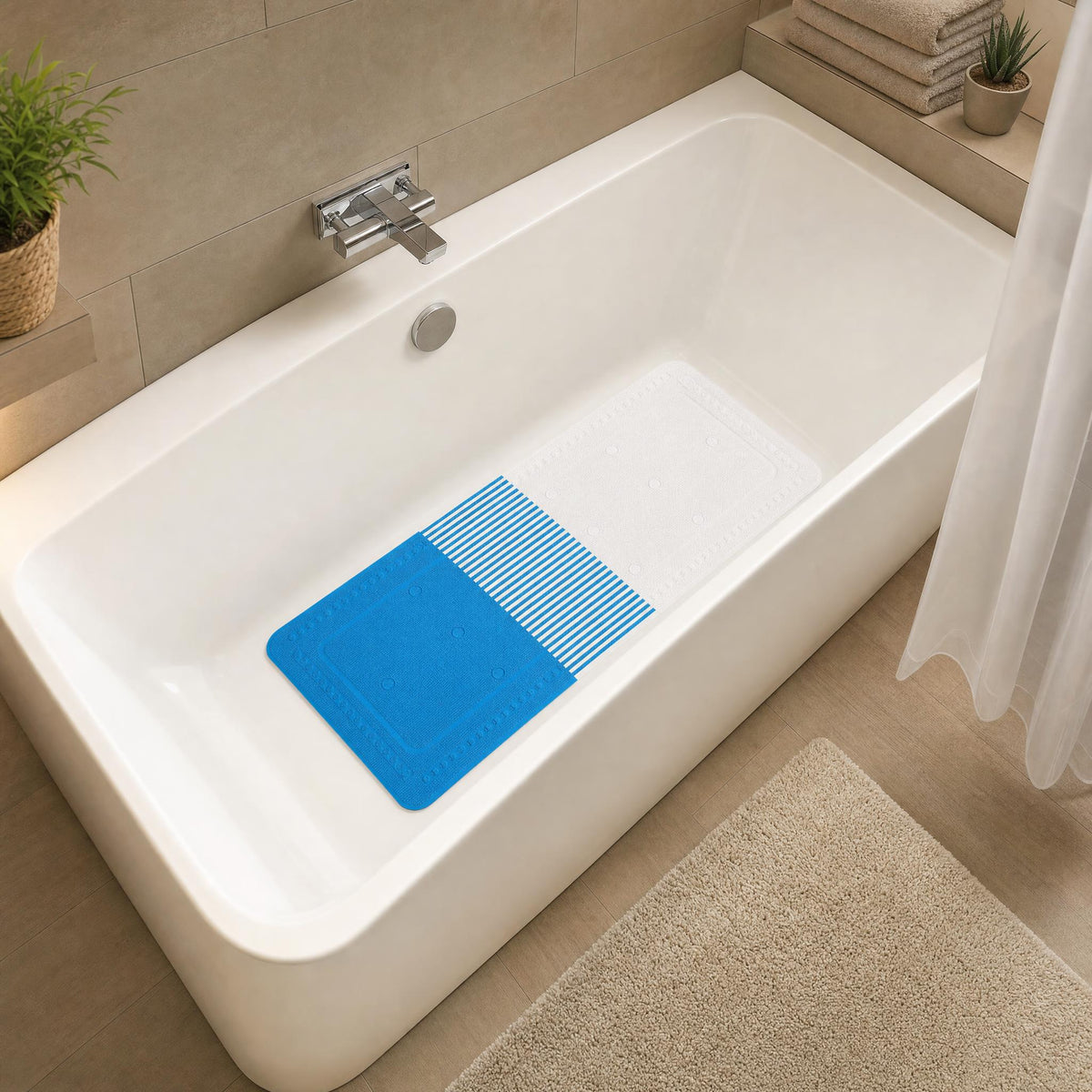 Weiße Badewanne mit blauer Antirutschmatte in modernem Badezimmer.