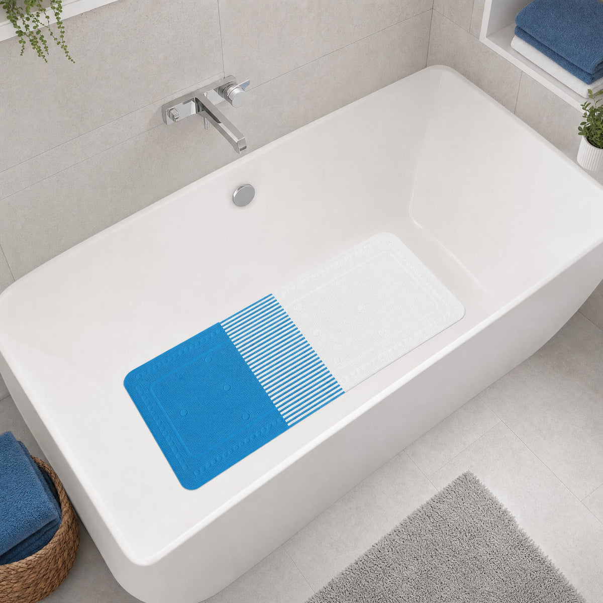 Weiße Badewanne mit blauer Antirutschmatte in modernem Badezimmer.