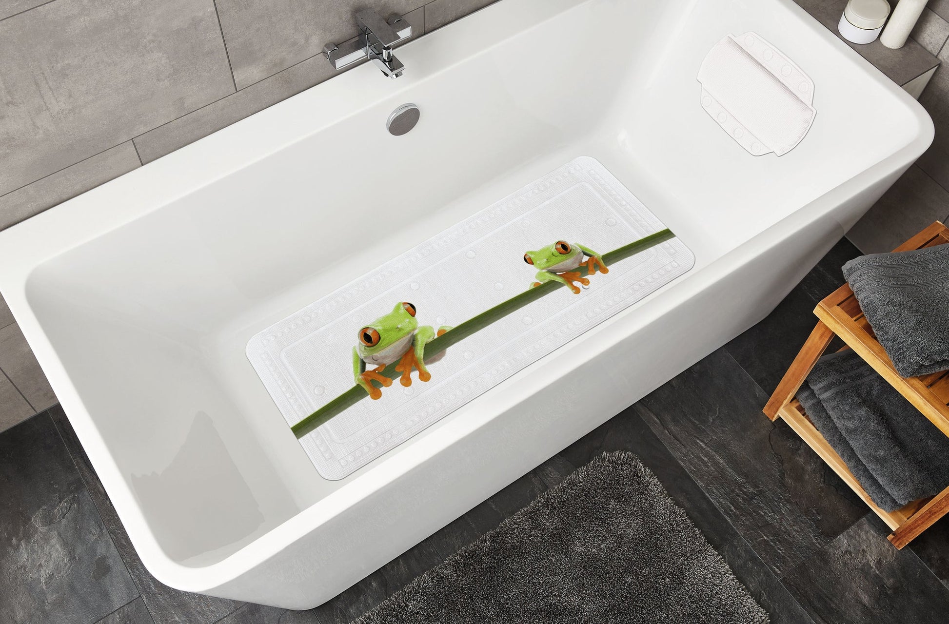 Weiße Wanneneinlage CHARLIE Maigrün 36 x 92 cm mit zwei Froschmotiven liegt in einer rechteckigen Badewanne.