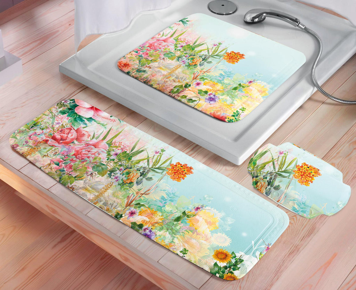 Florale Antirutschmatten und Nackenkissen in und vor Dusche.