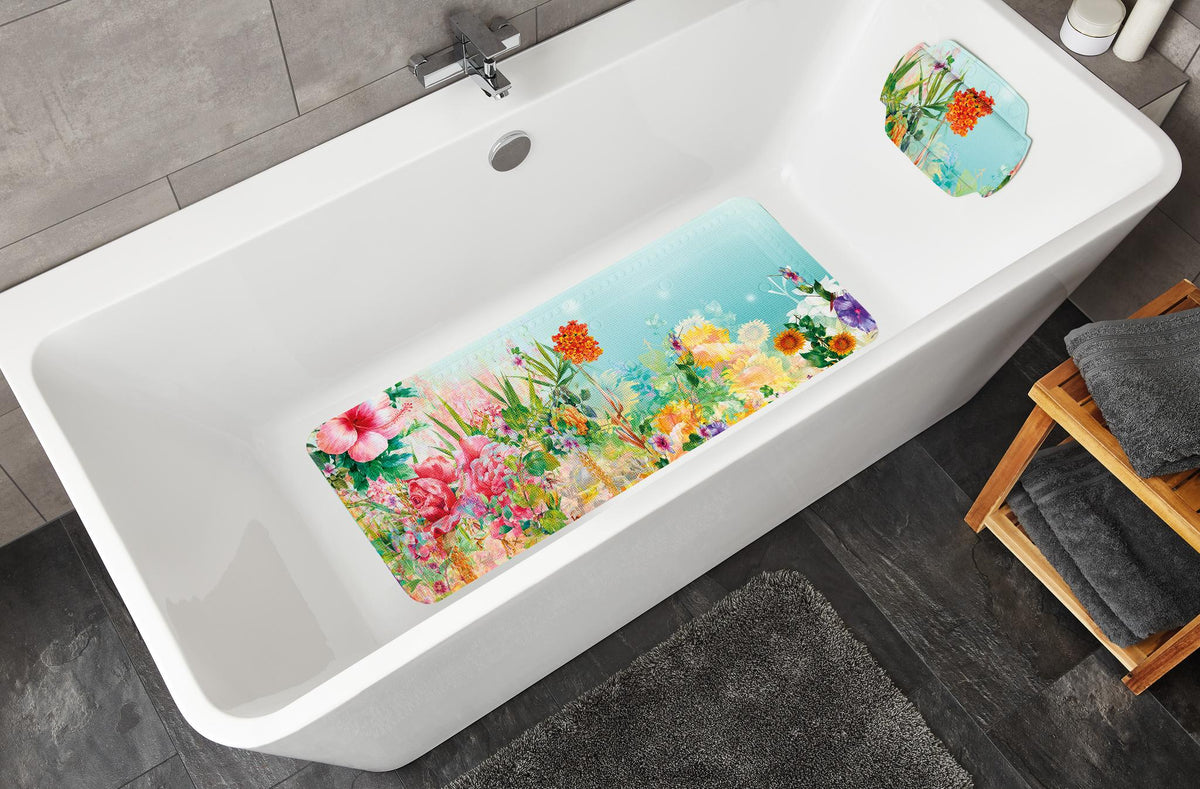 Weiße Badewanne mit floraler Antirutschmatte und passendem Kissen.