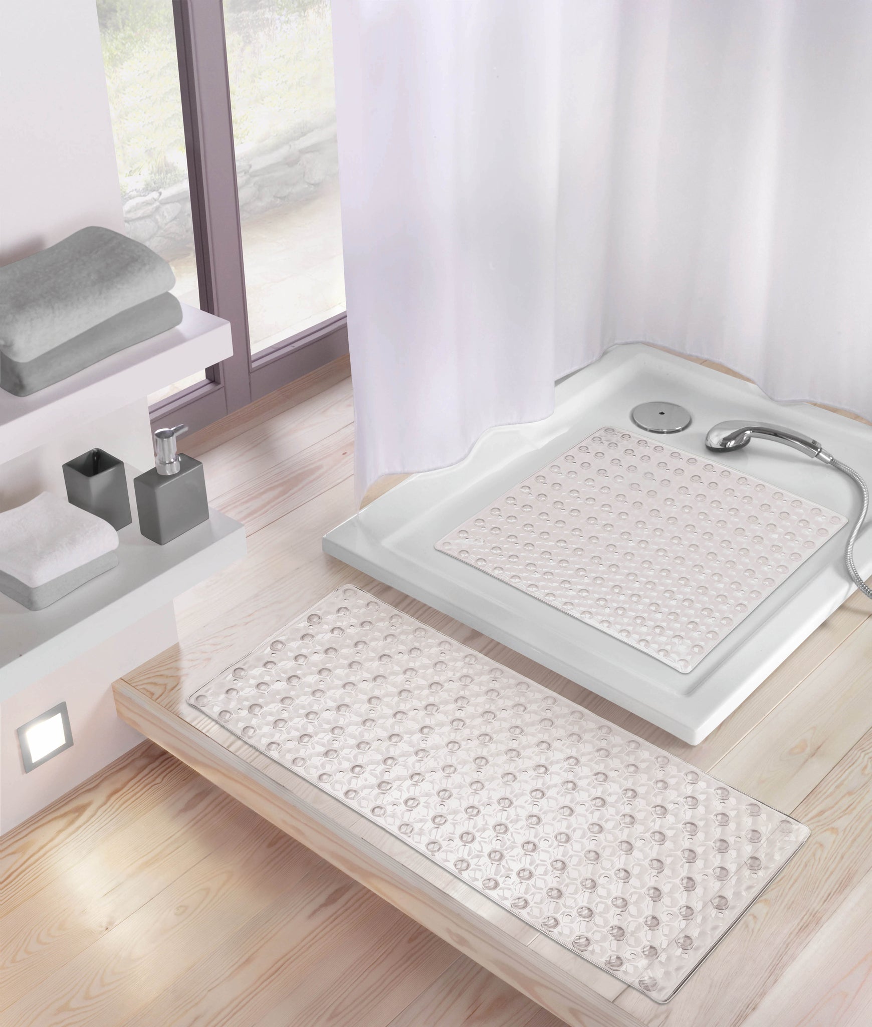 Transparente Wanneneinlage HONEY Clear 36 x 80 cm liegt in heller Dusche mit Holzfußboden.