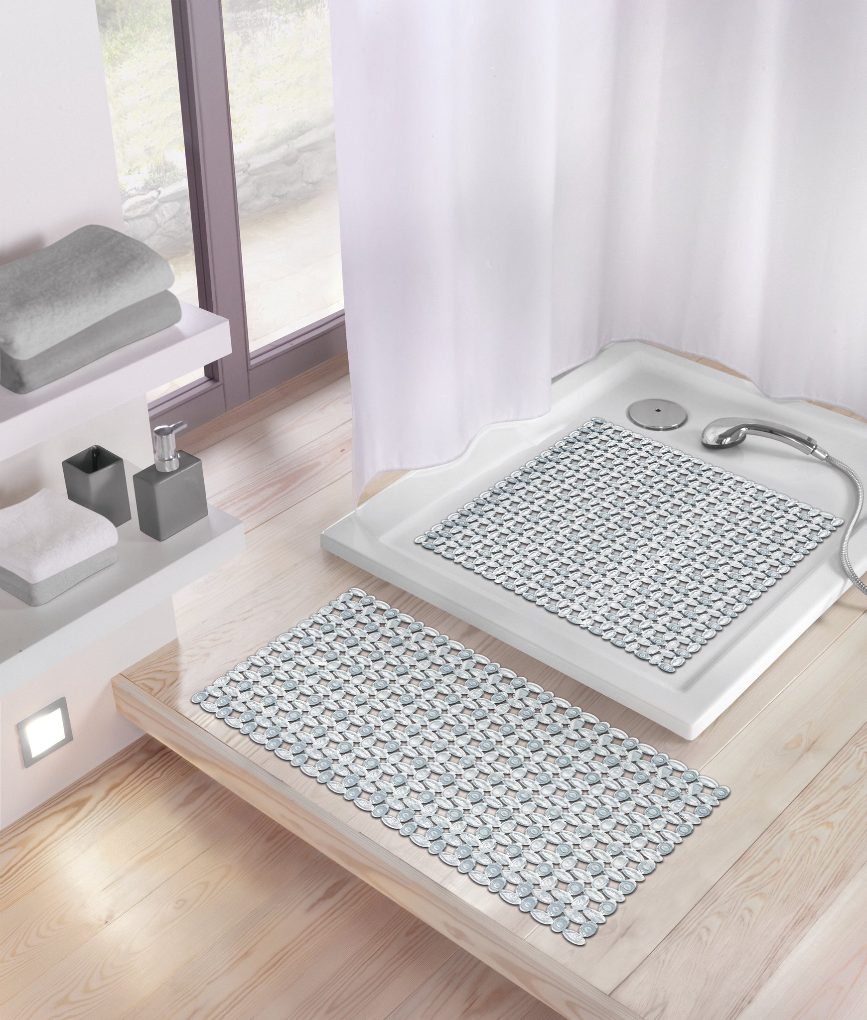 Wanneneinlage IVY Clear 39 x 69 cm liegt transparent auf weißer Duschtasse in hellem Bad.