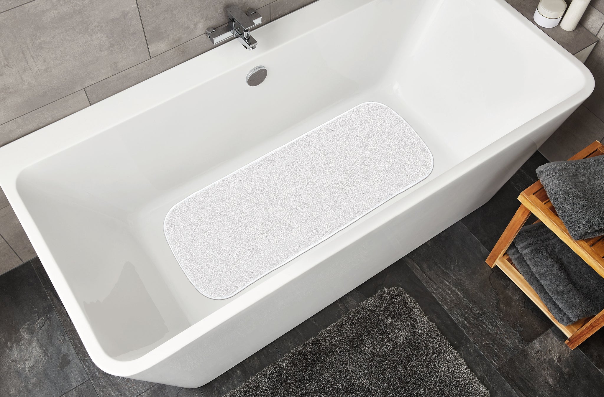 Weiße Antirutsch-Badewannenmatte in moderner, rechteckiger Badewanne
