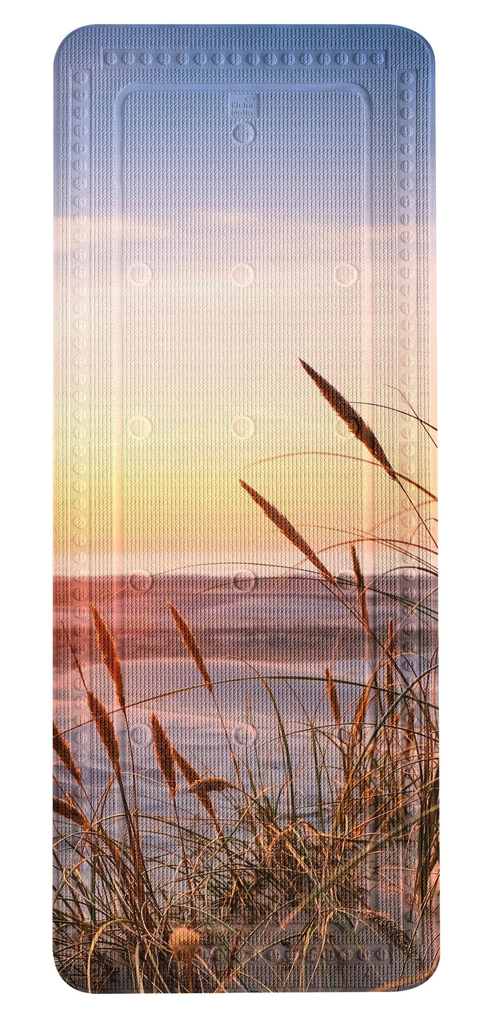 Badematte mit Sonnenuntergang über Dünen, Meer und Abendhimmel am Strand