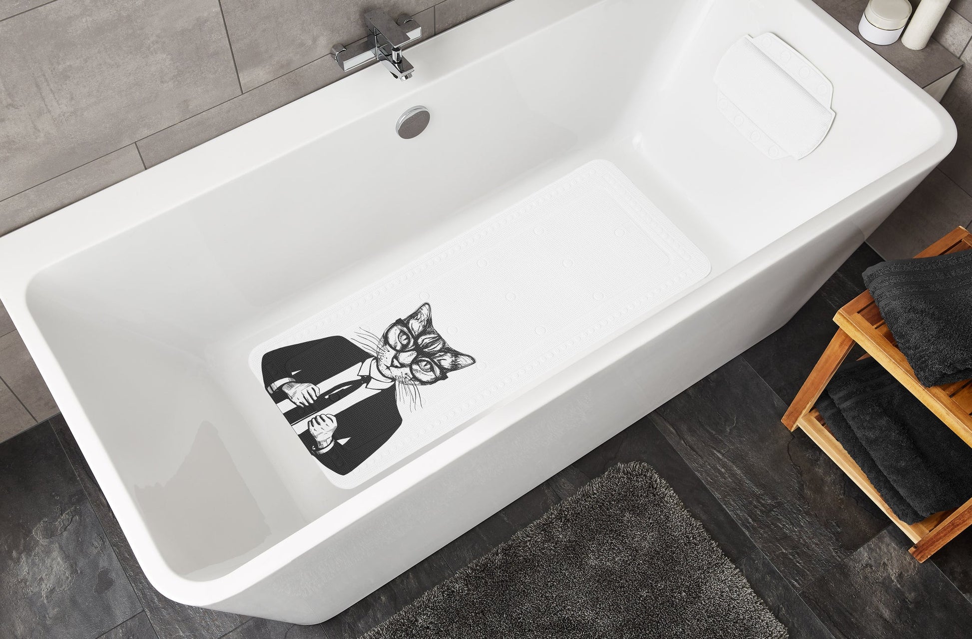 Weiße Badewanne mit rutschfester Matte mit Katzenmotiv im Innenraum