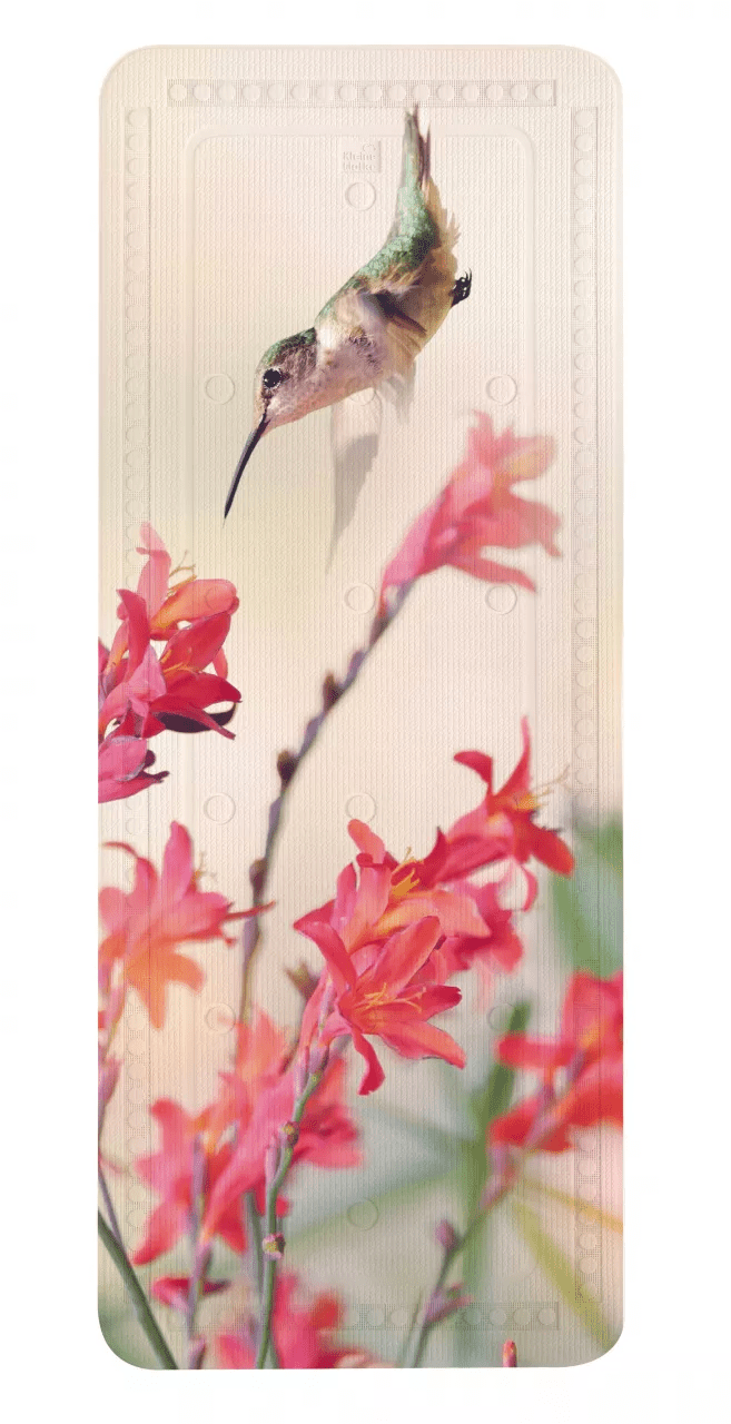 Die Wanneneinlage zeigt einen Kolibri über pinken Blüten auf heller Oberfläche.