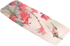Badematte mit Kolibri- und rosa Blütenmotiv auf hellem Hintergrund
