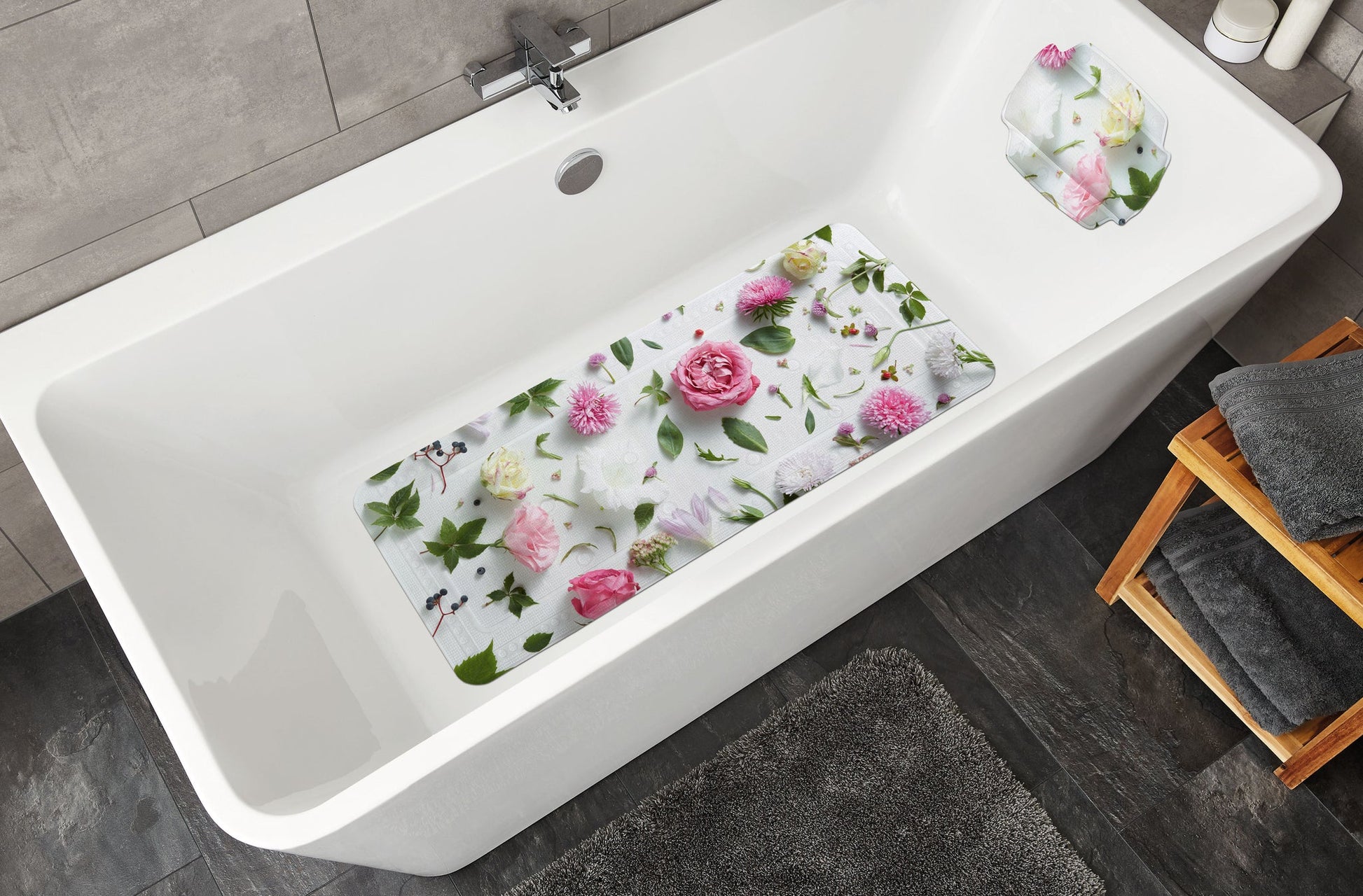 Wanneneinlage ROSALIE Multicolor 36 x 92 cm mit Blumenmotiv in weißer Badewanne von oben gesehen.