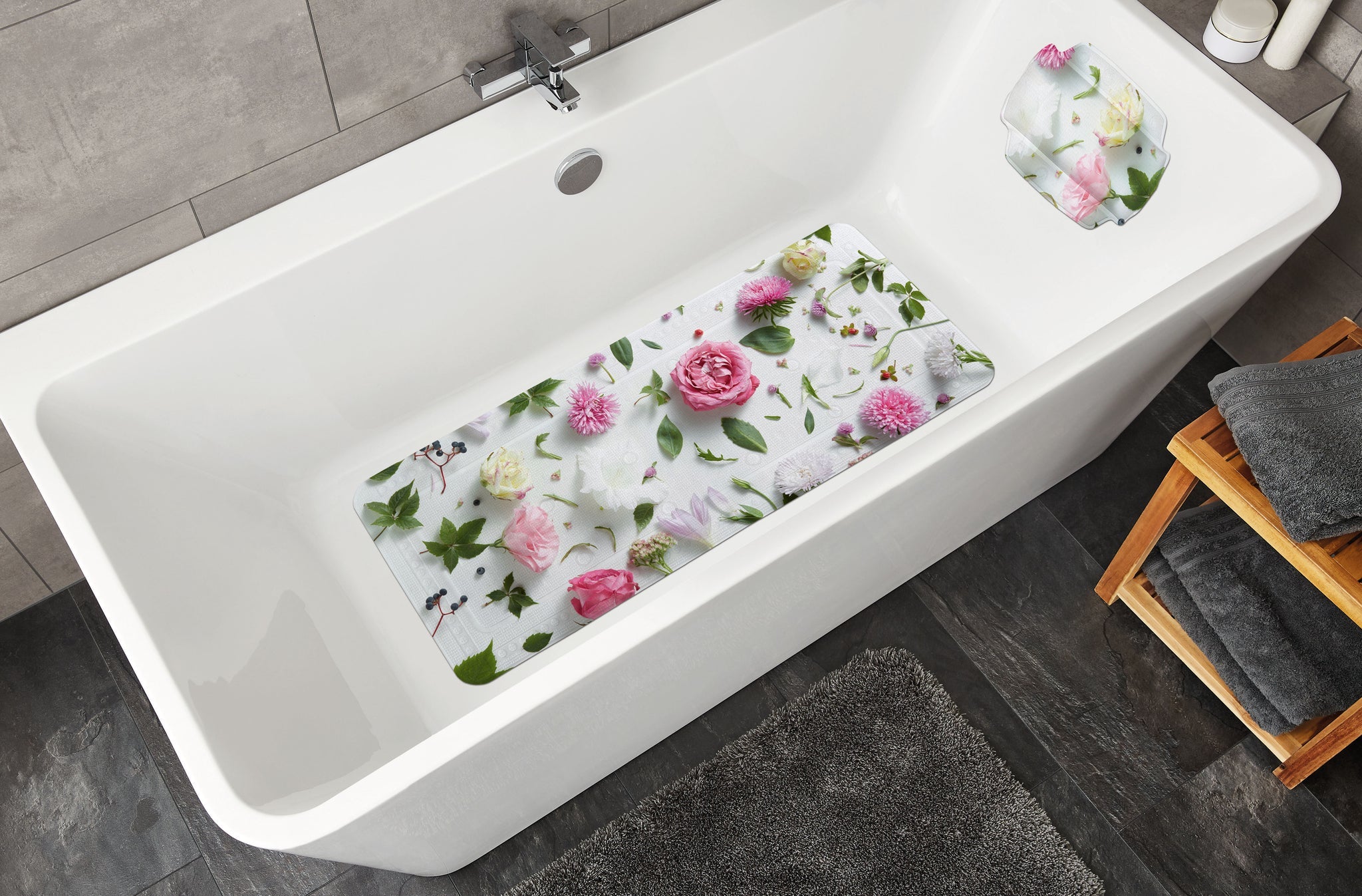 Wanneneinlage ROSALIE Multicolor 36 x 92 cm mit Blumenmotiv in weißer Badewanne von oben gesehen.