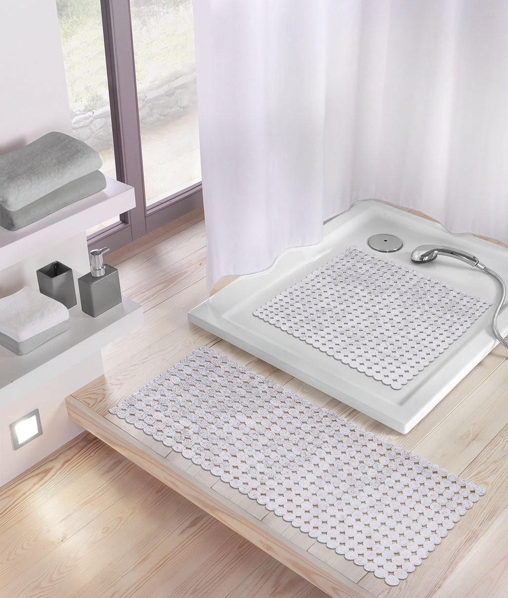 Wanneneinlage SIGN Clear 36 x 80 cm liegt vor Dusche, passende Matte im Duschbereich platziert.