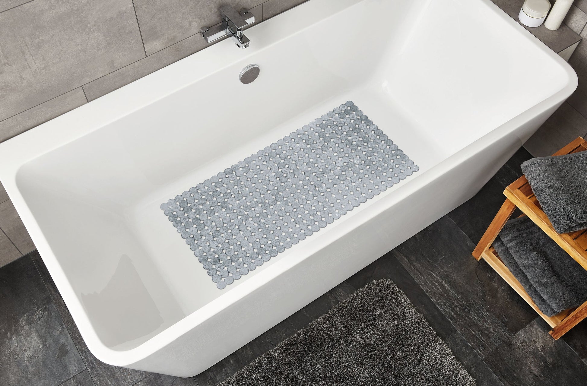 Silberfarbene Wanneneinlage SIGN 36 x 80 cm liegt in einer weißen Badewanne im modernen Badezimmer.