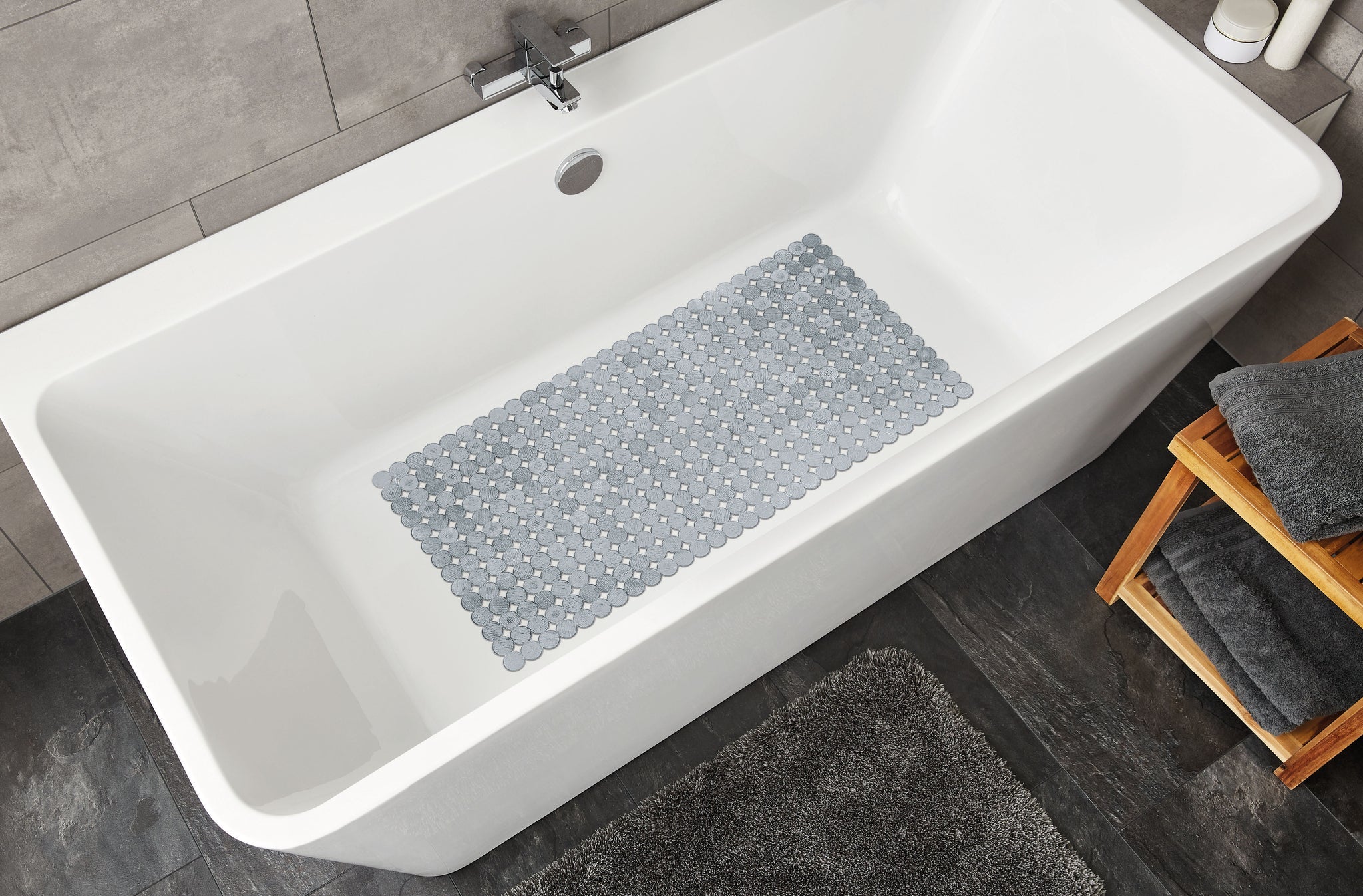 Silberfarbene Wanneneinlage SIGN 36 x 80 cm liegt in einer weißen Badewanne im modernen Badezimmer.