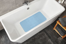Weiße Badewanne mit hellblauer Antirutschmatte und grauem Teppich
