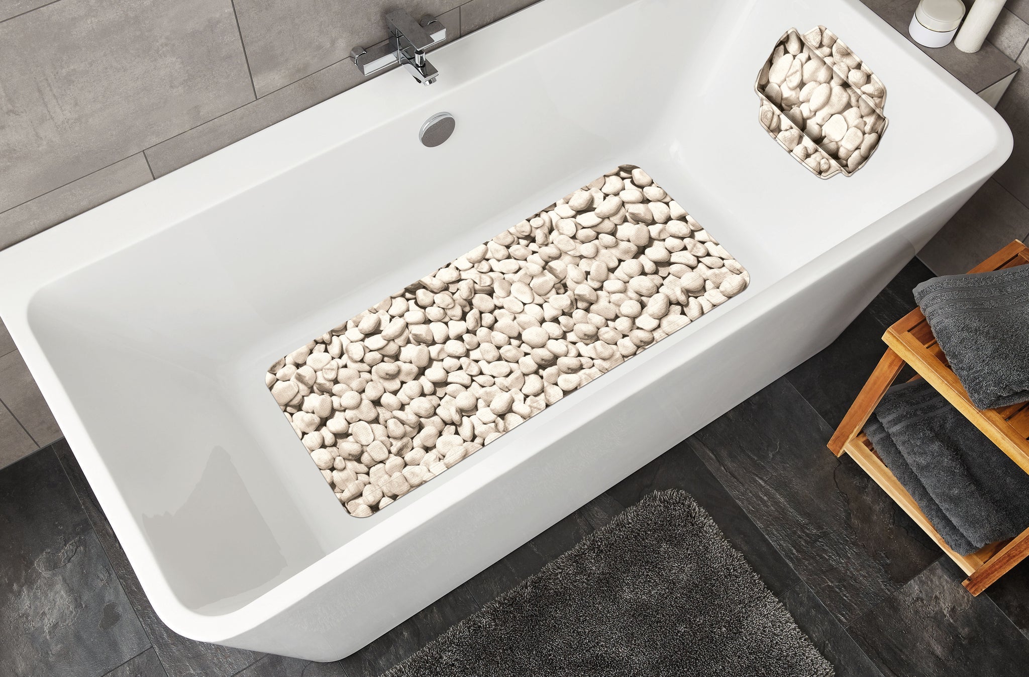 Weiße Badewanne mit Wanneneinlage STEPSTONE Natur 36 x 92 cm in Kieselsteinoptik von oben.