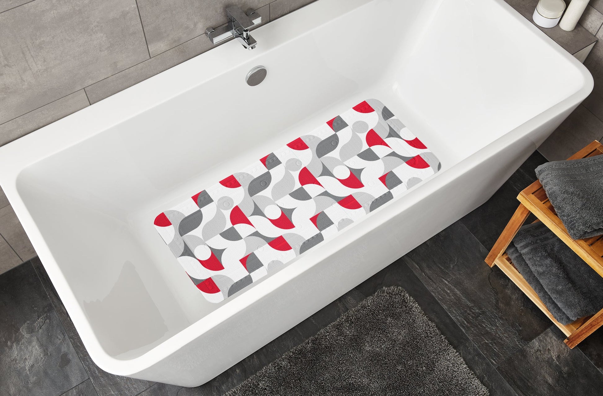 Wanneneinlage TESS Rubin 36 x 92 cm mit rot-grauem Muster liegt in weißer Badewanne.
