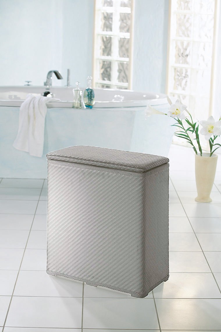 Grauer Wäschekorb in Rattanoptik im großen weißem Bad mit Badewanne