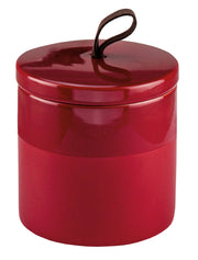 Rote Wattedose DEEP Granat mit glänzendem Deckel und Schlaufe steht auf weißem Hintergrund.