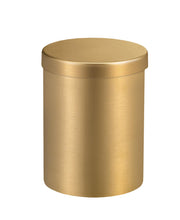 Goldfarbene runde Dose mit Deckel vor weißem Hintergrund.