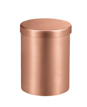 Runde roségoldfarbene Dose mit Deckel vor weißem Hintergrund.