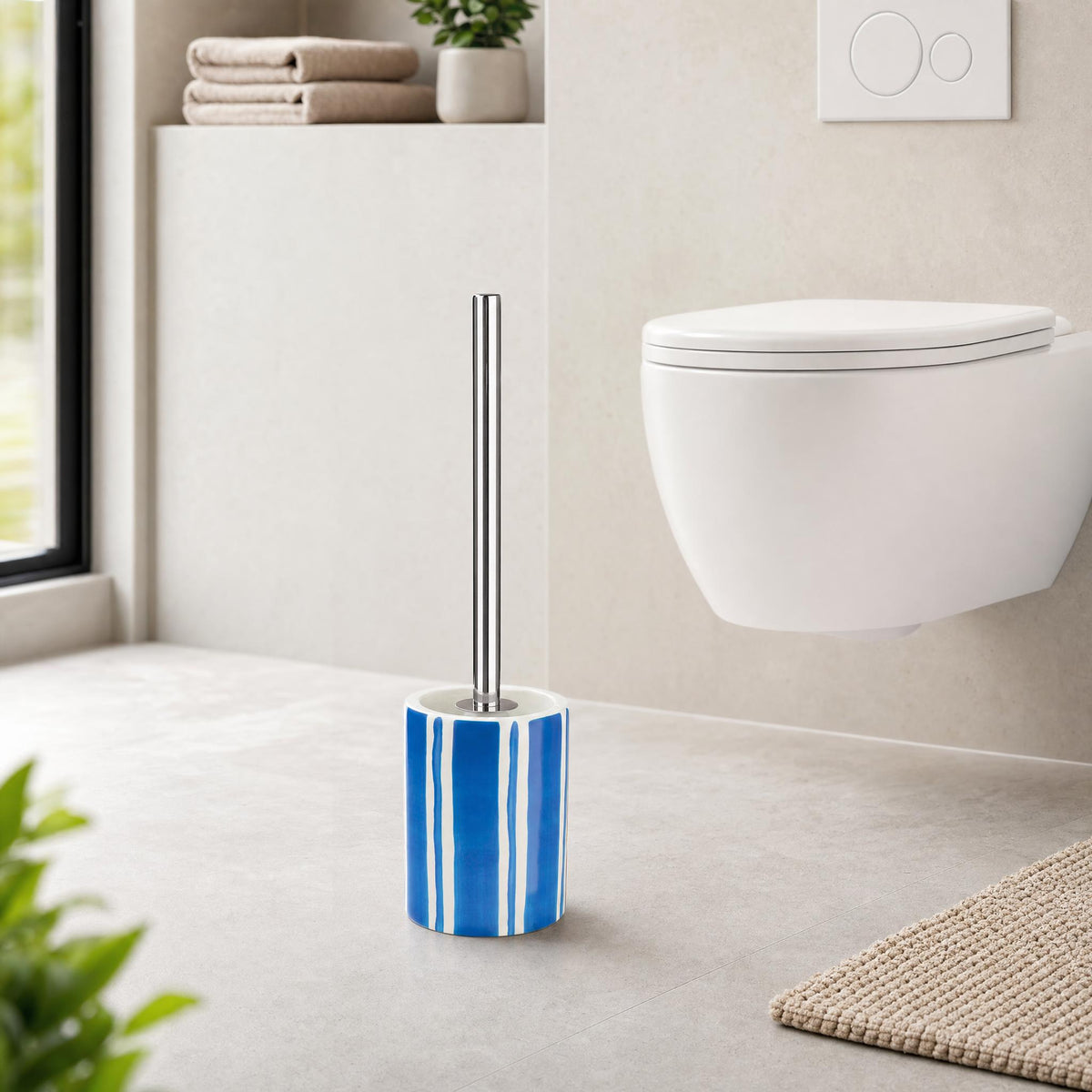 Blaue WC-Bürste mit Streifen in modernem Bad neben wandhängendem WC.