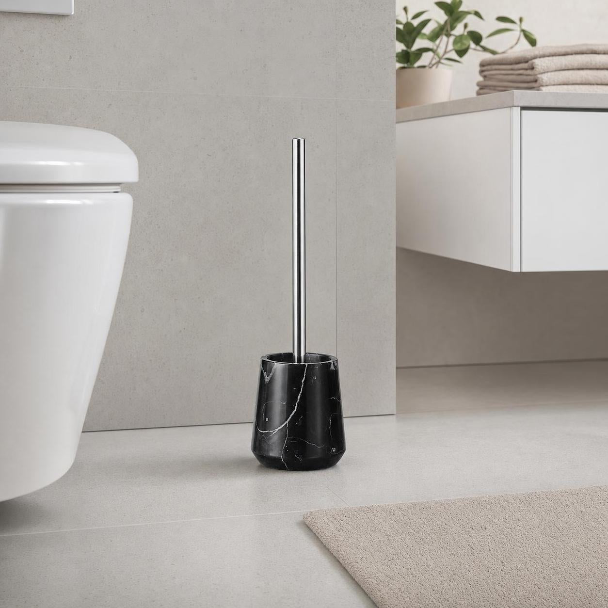 Schwarze WC-Bürstengarnitur in Marmor-Optik steht im Bad.