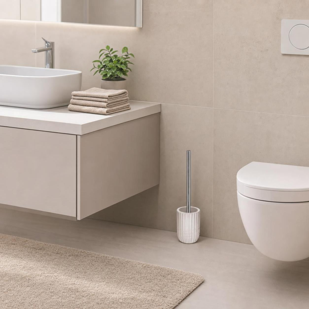 Weiße WC-Bürste mit gerilltem Halter steht neben der Toilette im Bad.