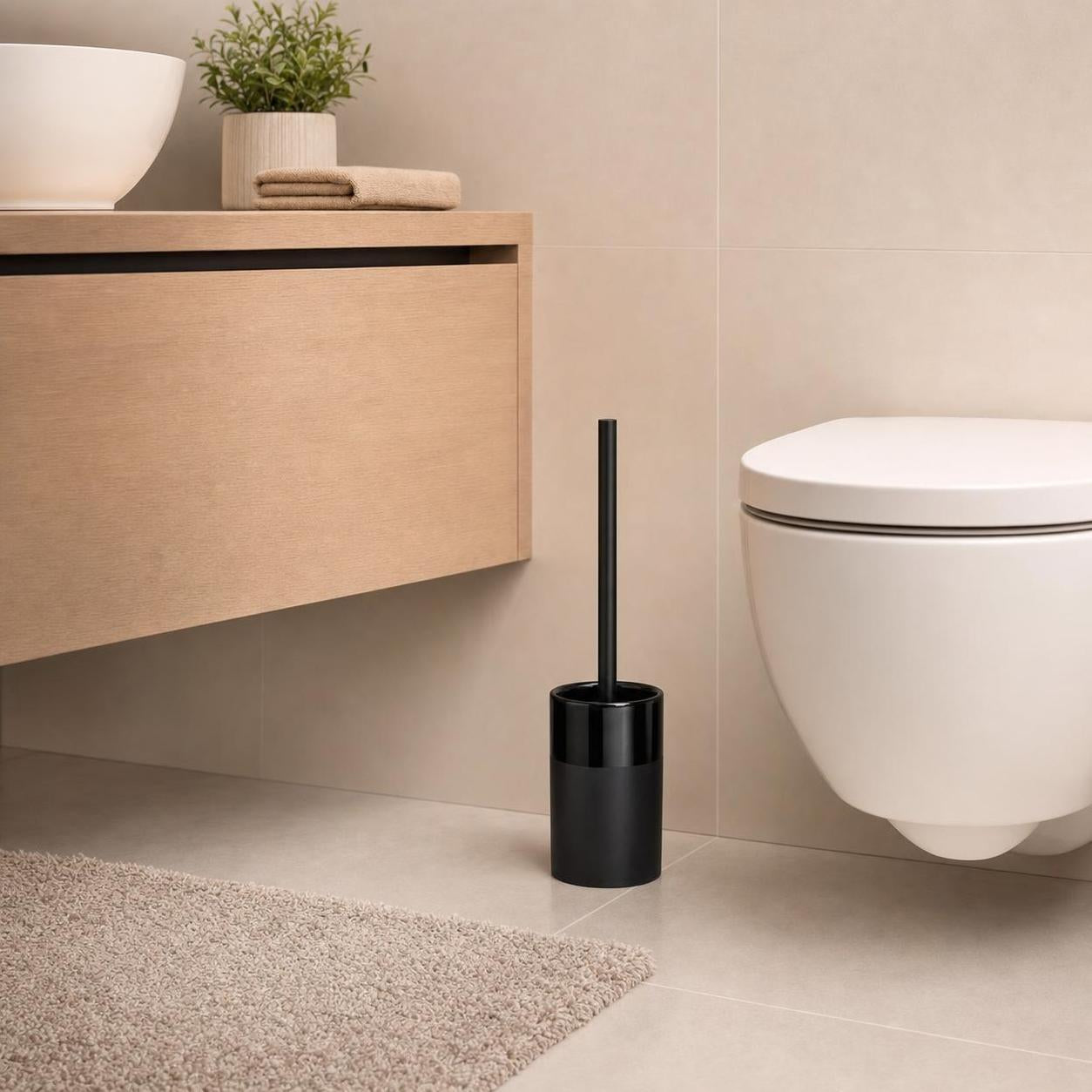 Schwarze WC-Bürste steht neben der Toilette im modernen Bad.