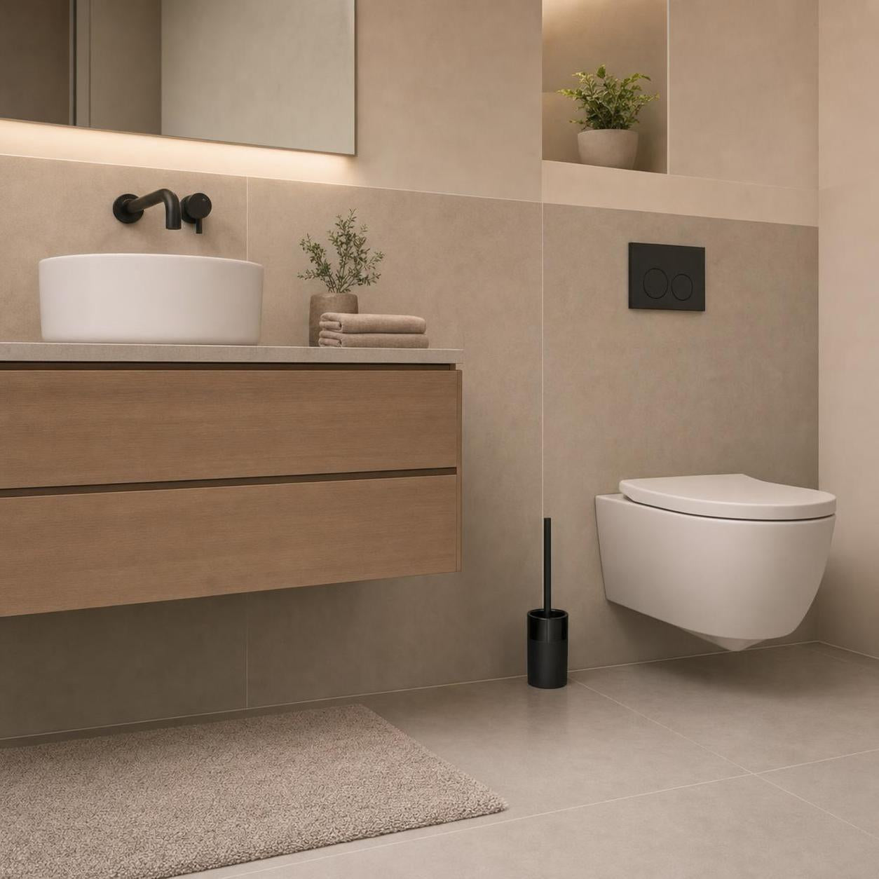 Schwarze WC-Bürste steht neben einer Toilette im modernen Bad.