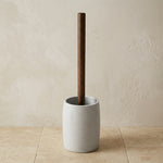 Toilettenbürste mit Holzgriff in heller Keramikhalterung auf Fliese