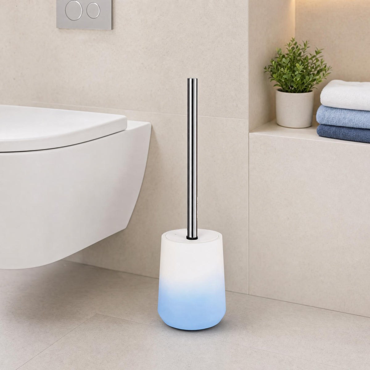 Weiße WC-Bürste mit Chromfarbenem Griff in modernem Bad neben Wand-WC.