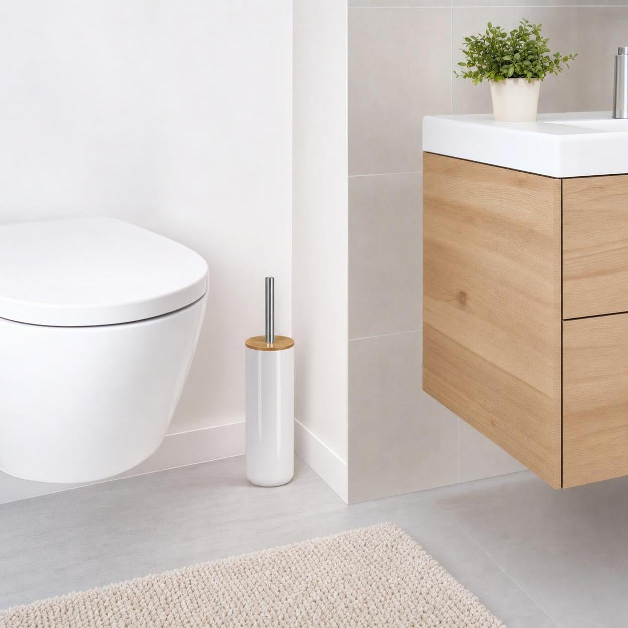 Weiße WC-Bürste mit Holzdeckel steht neben Toilette im modernen Bad.
