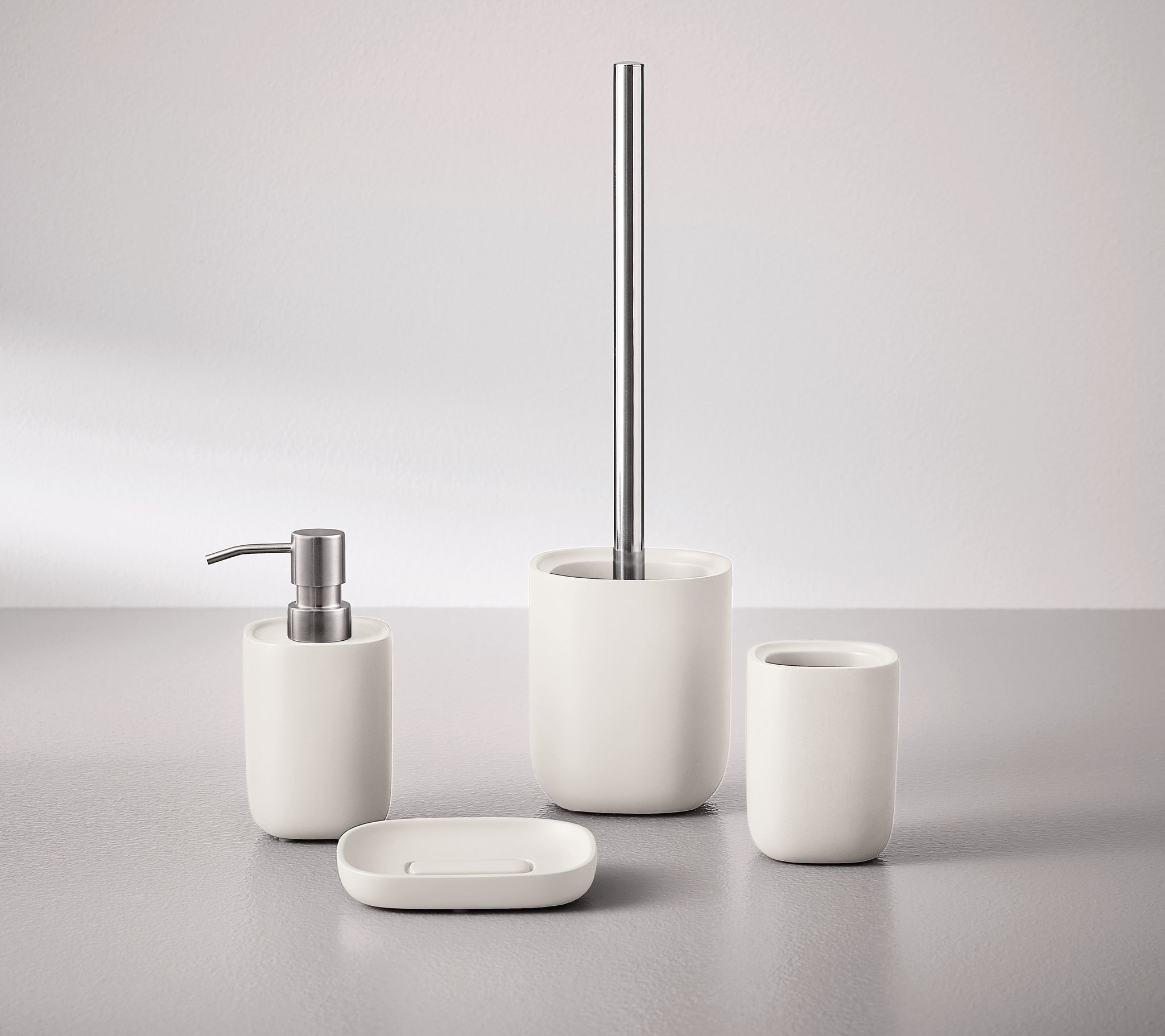 WC-Bürsten-Halter ALITA Ecru im Set mit Seifenspender, Becher und Ablage auf grauer Fläche.