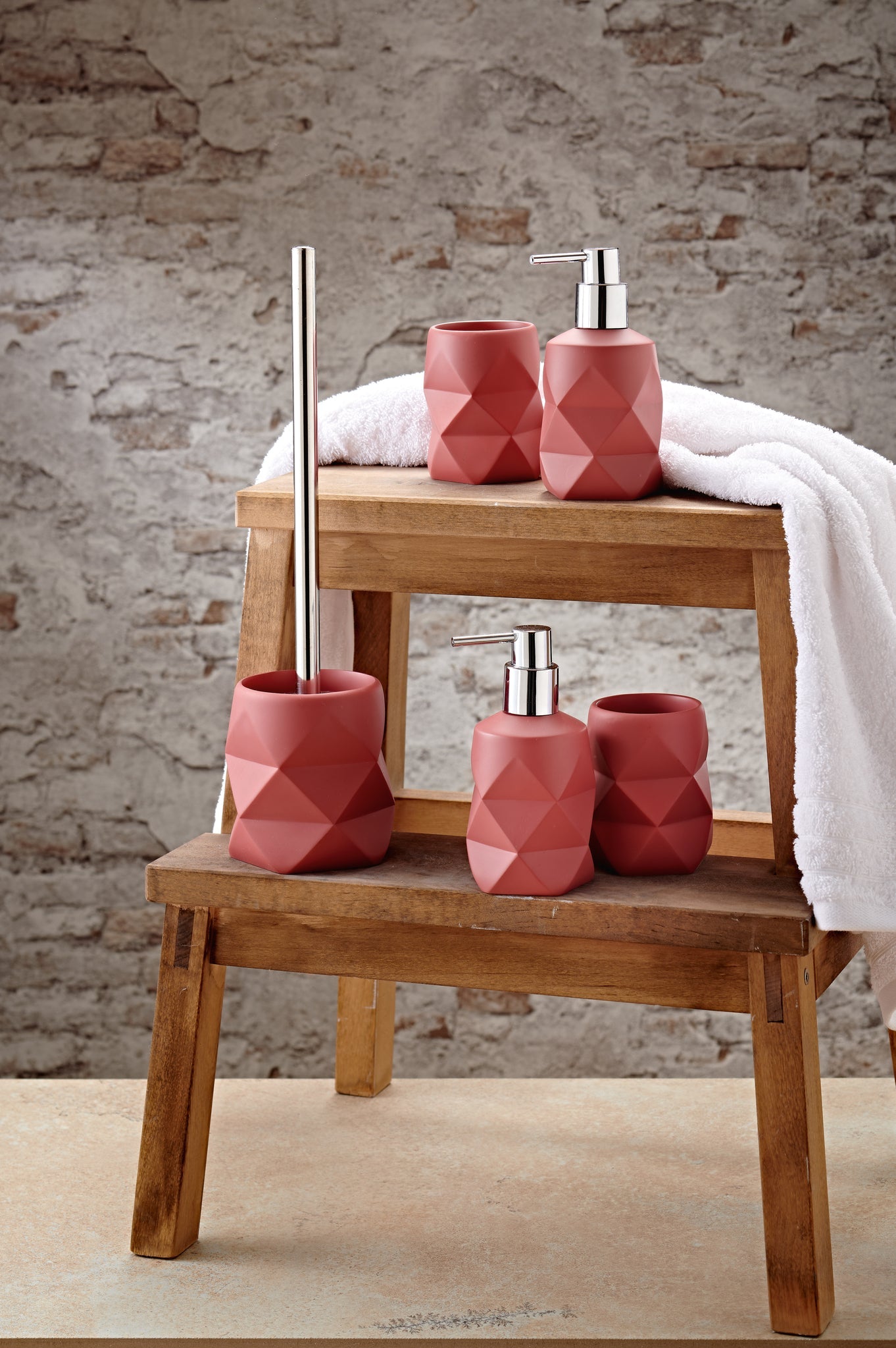 WC-Bürsten-Halter CRACKLE Rosenholz steht mit passenden Badaccessoires auf einem Holz-Hocker.