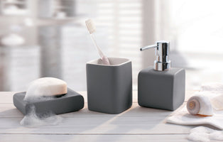 Graues Badezimmer-Set mit Seifenspender, Becher und Seifenschale grau