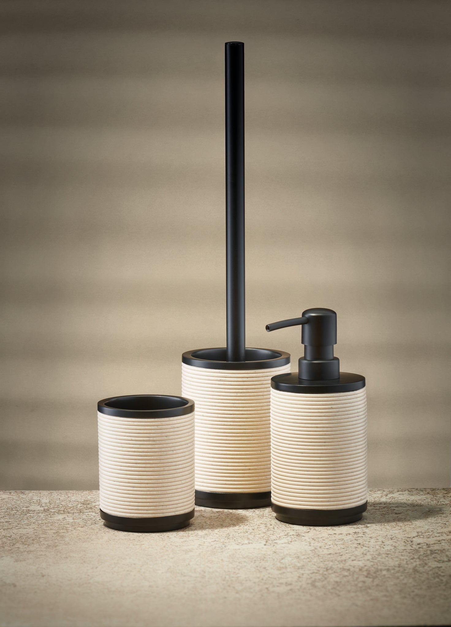 Der WC-Bürsten-Halter RUNA Natur steht mit Seifenspender und Becher auf einer Steinfläche.