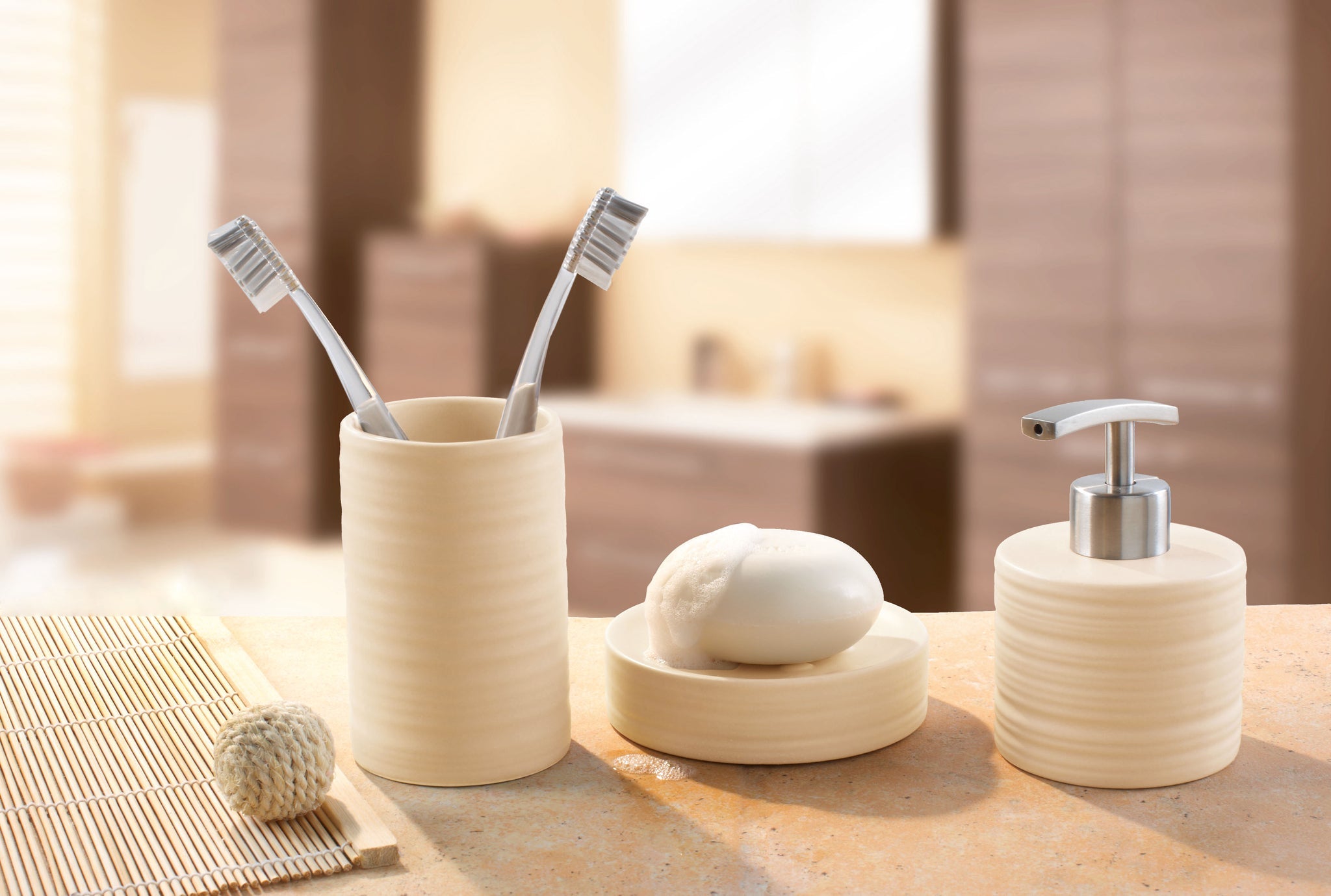Beigefarbenes Badset mit Zahnputzbechern, Seifenspender und Seifenschale