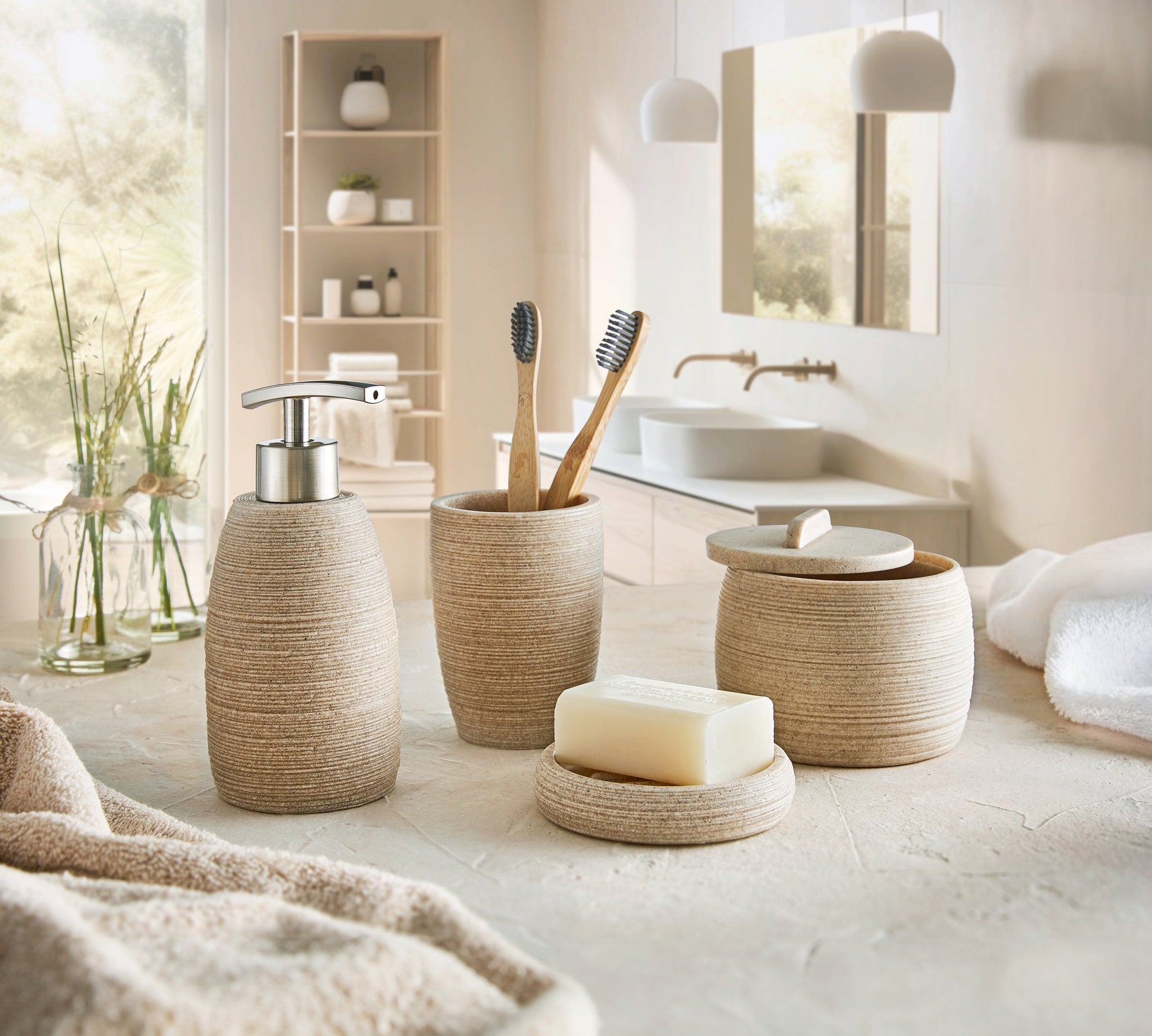 Badezimmer mit Serie SAND Macadamia, passend zum WC-Bürsten-Halter SAND Macadamia arrangiert.