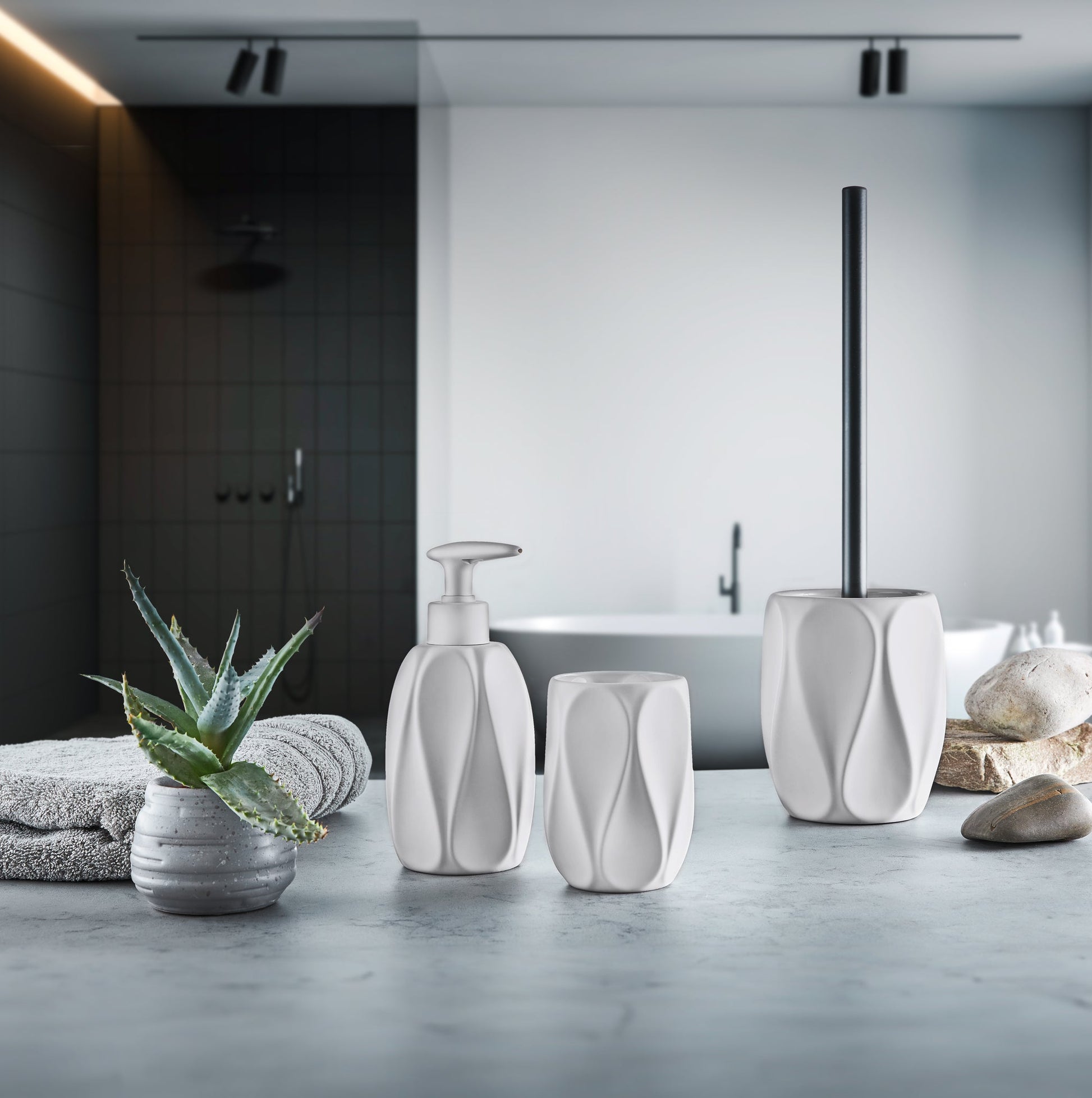 Seidenfarbener WC-Bürsten-Halter TREVI mit Bad-Accessoires in moderner Badezimmer-Milieudarstellung.