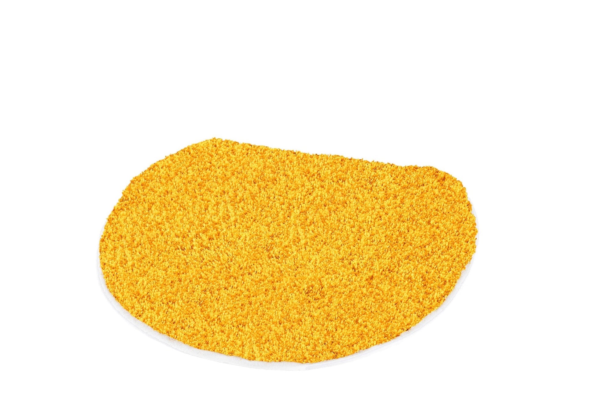 Ovale gelbe Badematte aus Hochflor-Teppich auf weißem Hintergrund