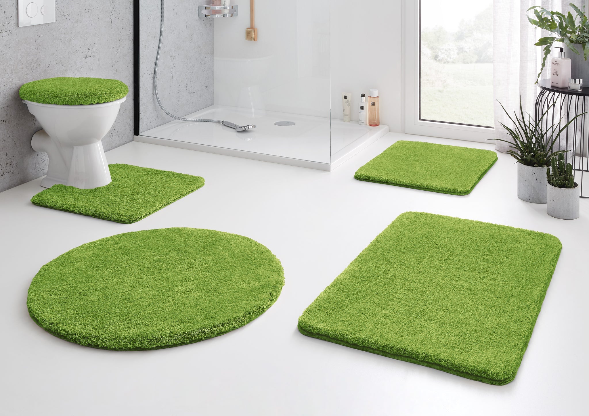 Grünes Badteppich-Set mit WC-Deckelbezug in modernem, hellem Bad
