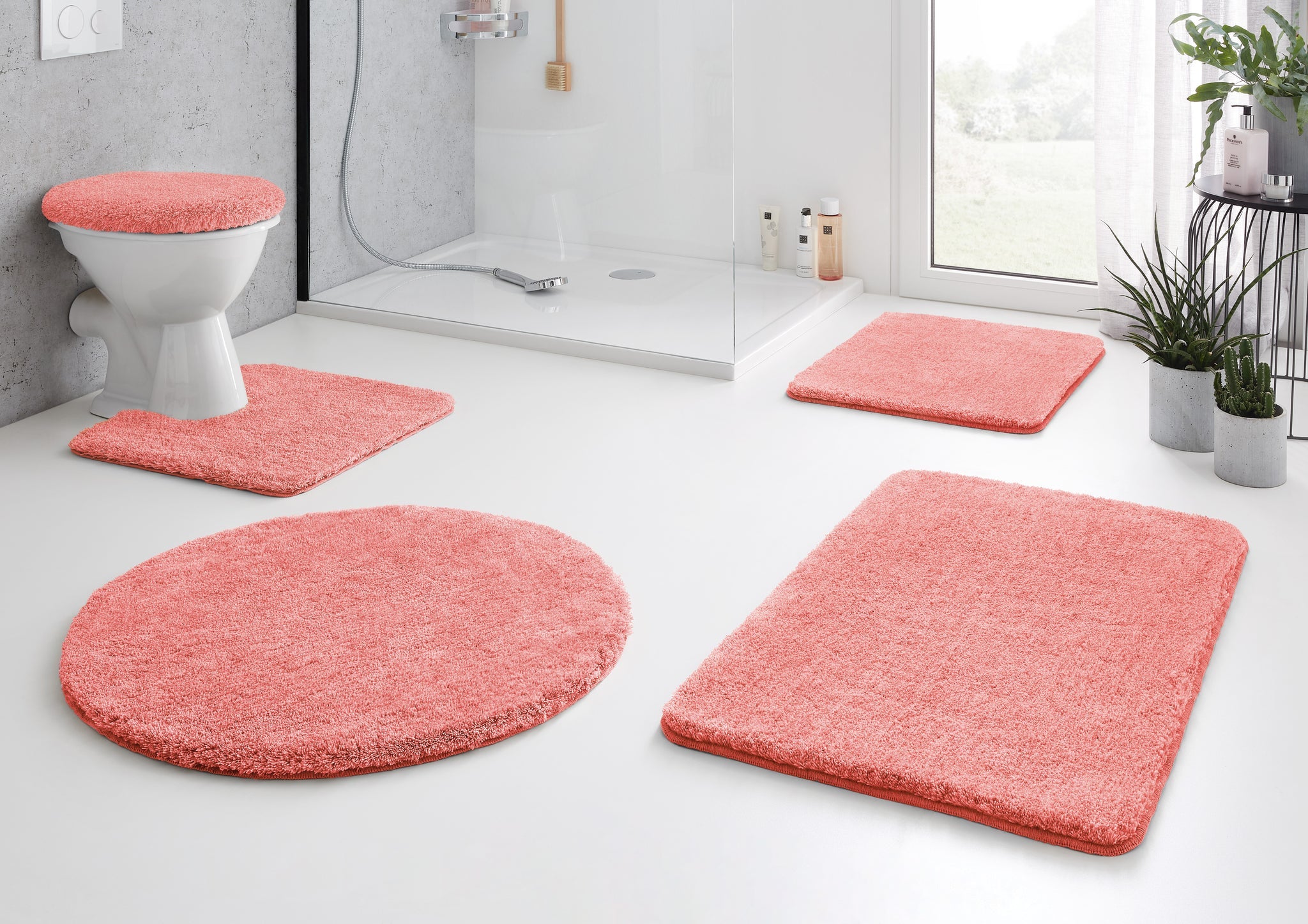 Korallenfarbiges Badematten-Set im modernen, hellen, stilvollen Badezimmer