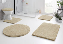 Beige Badematten-Set mit WC-Deckelbezug in modernem Bad mit Glasdusche